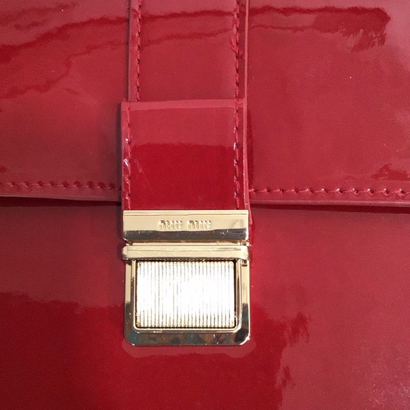 🆕 MIU MIU Patent Red Clasp Cosmetic Bag No Box No Dust Bag - Picture 3 of 12